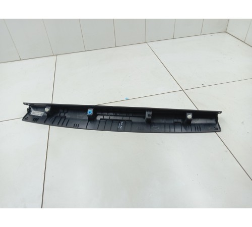 Обшивка крышки багажника (верхняя) центральная