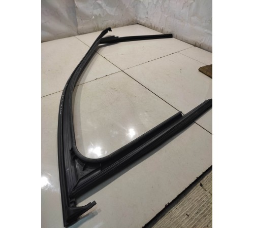 Уплотнитель двери (передний, левый)