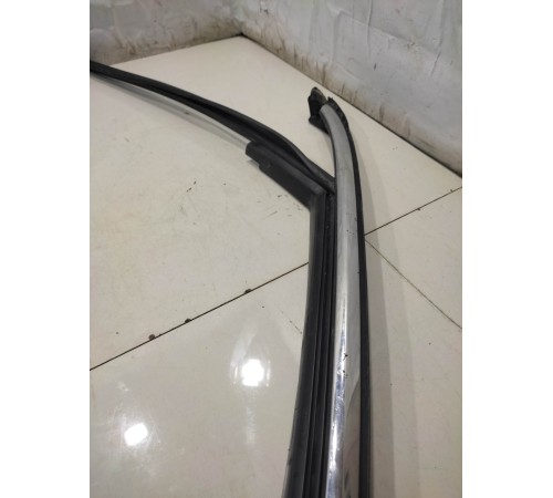 Уплотнитель двери (передний, левый)