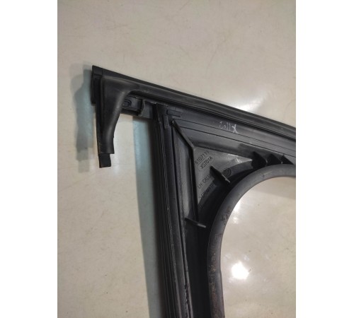 Уплотнитель двери (передний, левый)