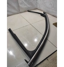 Уплотнитель двери (передний, левый)