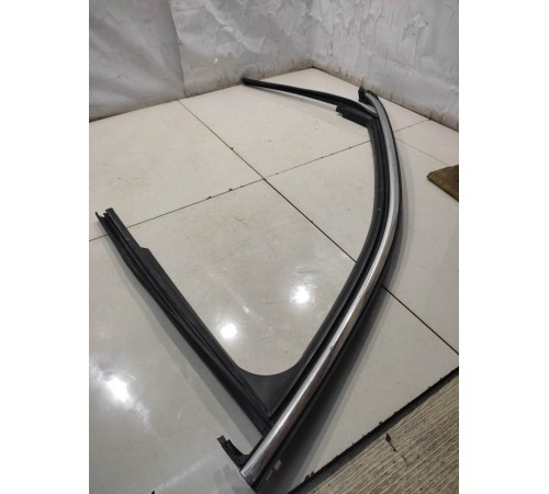 Уплотнитель двери (передний, левый)