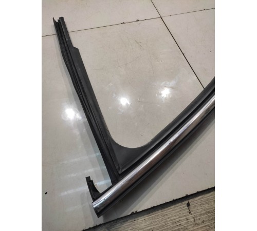 Уплотнитель двери (передний, левый)