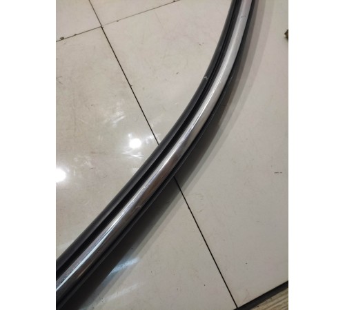 Уплотнитель двери (передний, левый)