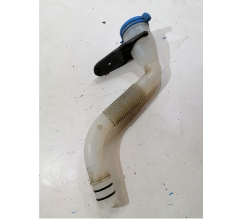 Горловина бачка омывателя с крышкой