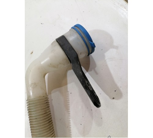 Горловина бачка омывателя с крышкой