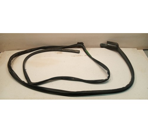 Уплотнитель кузова над дверьми левый