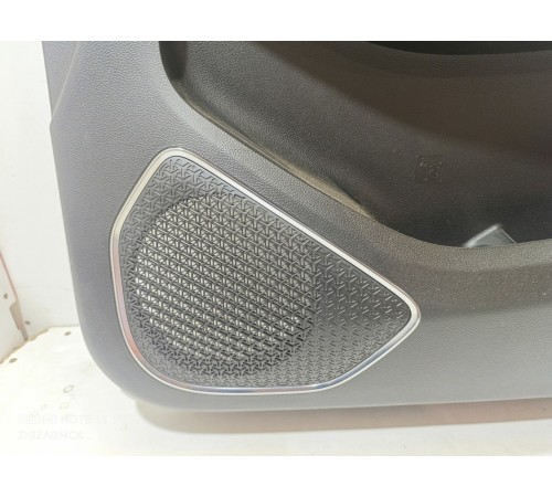 Обшивка двери передней правой