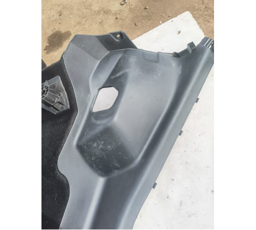 Обшивка багажника правая