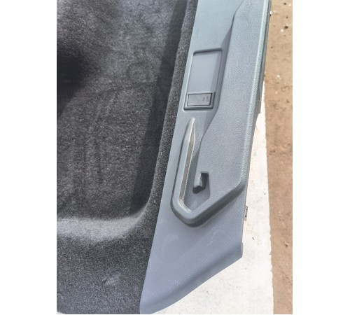 Обшивка багажника правая