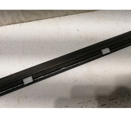 Уплотнитель стекла наружний передний левый