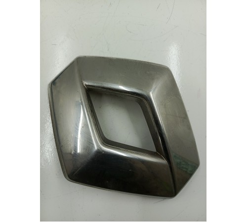 Эмблема решетки радиатора передняя