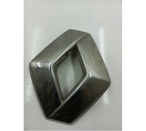 Эмблема решетки радиатора передняя