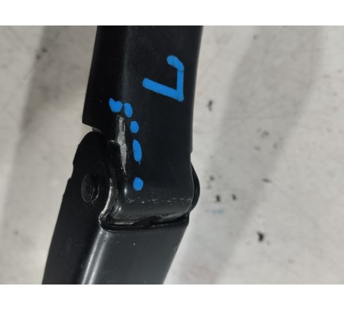 Поводок стеклоочистителя левый