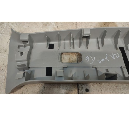 Левая обшивка средней стойки салона