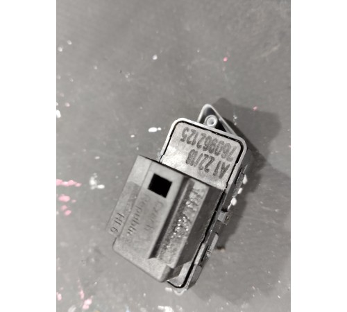 Кнопка центрального замка передняя левая