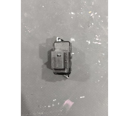 Кнопка центрального замка передняя левая