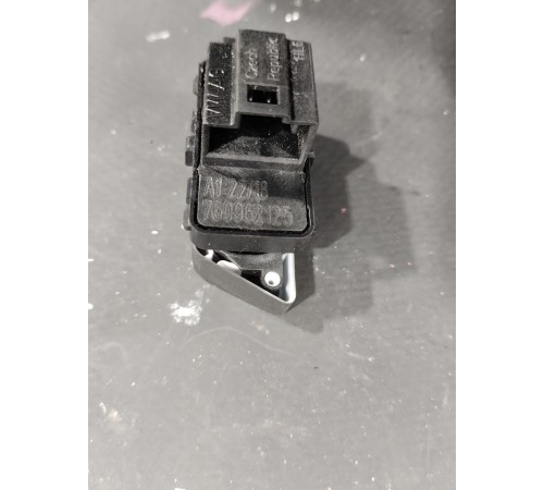 Кнопка центрального замка передняя левая