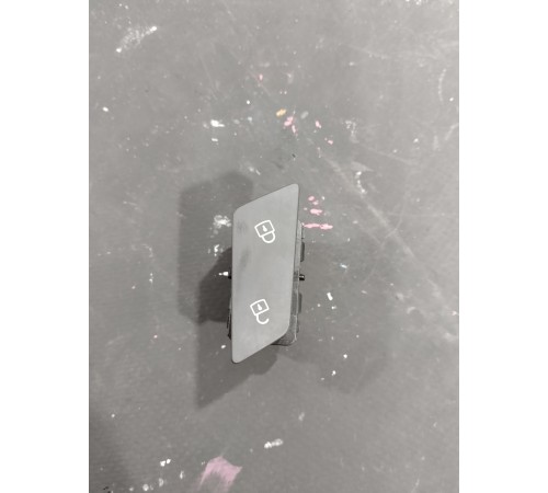 Кнопка центрального замка передняя левая