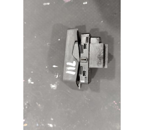 Кнопка центрального замка передняя левая