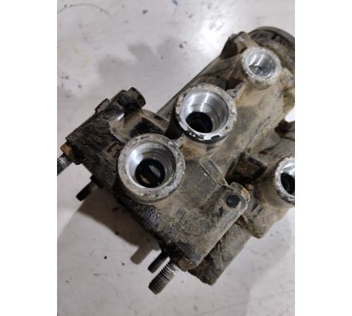 Кран управления тормозами прицепа