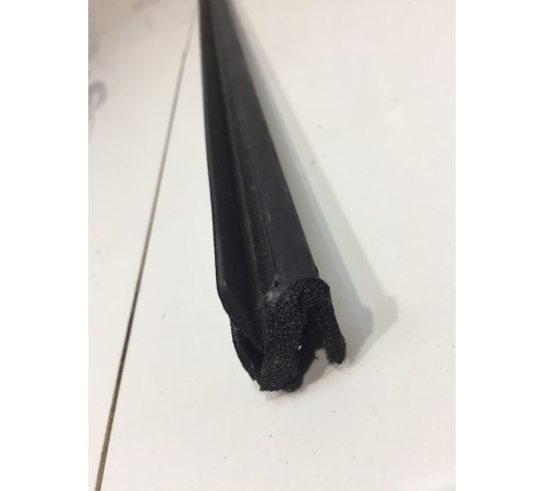 Молдинг стекла передней правой двери внутренний