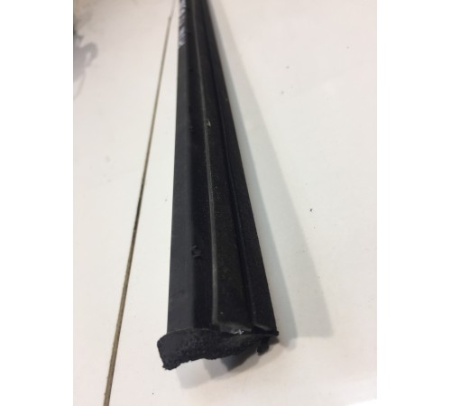 Молдинг стекла передней правой двери внутренний