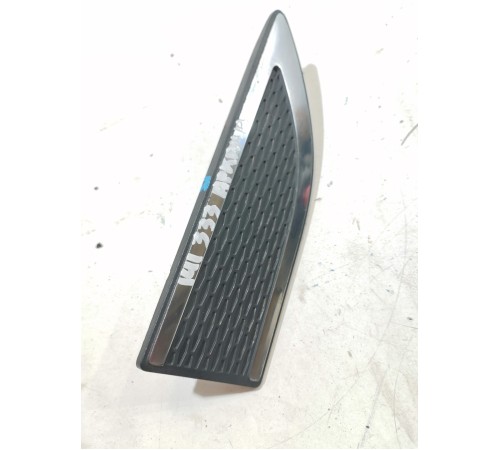 Накладка переднего крыла правая