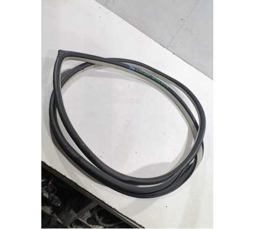 Уплотнитель проема двери задний левый