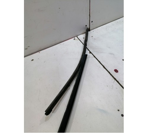 Поводок стеклоочистителя (правый)