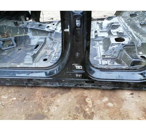 Порог с центральной стойкой левый