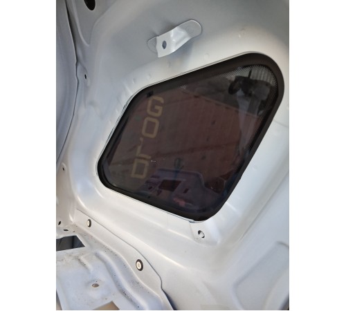 Глухое стекло заднее левое