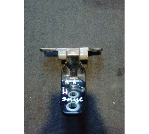 Петля двери задняя левая верхняя