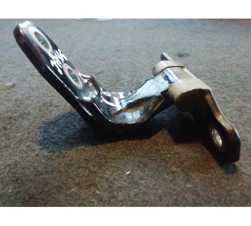 Петля двери задняя левая верхняя