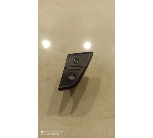 Кнопка центрального замка (передняя левая)