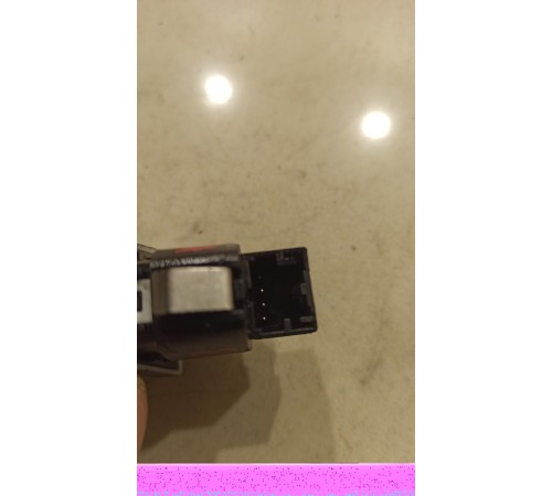 Кнопка центрального замка (передняя левая)