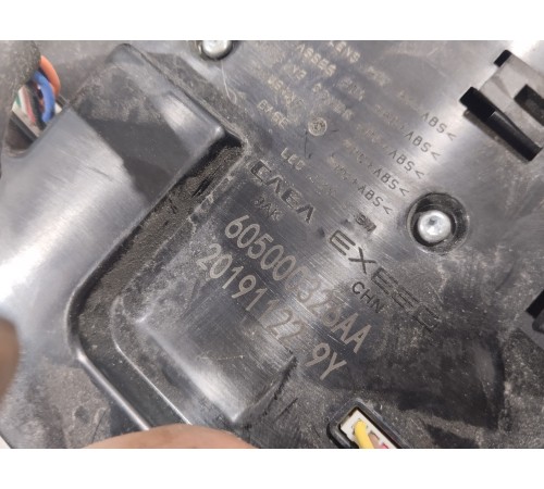 Плафон внутреннего освещения салона передний