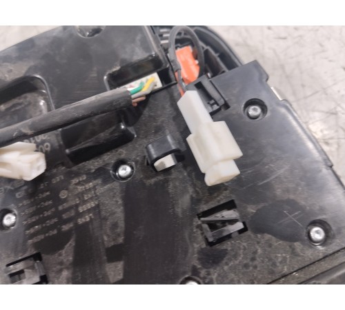 Плафон внутреннего освещения салона передний