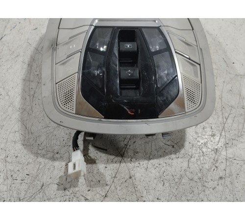 Плафон внутреннего освещения салона передний