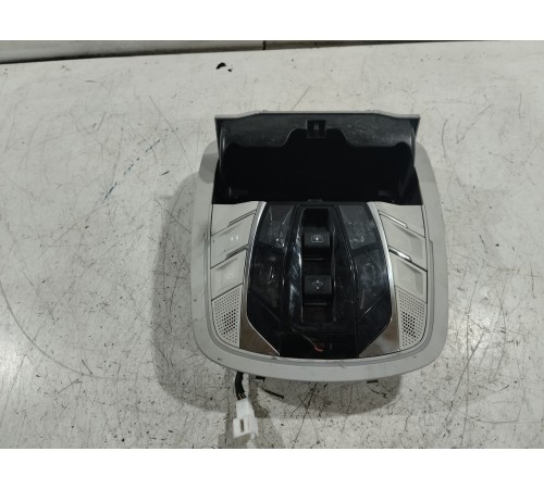 Плафон внутреннего освещения салона передний