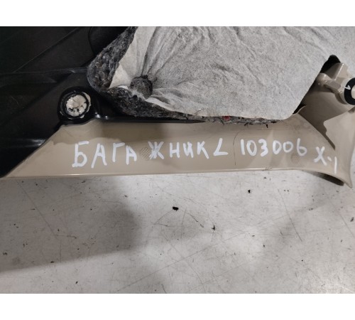 Накладка стойки (задняя левая)