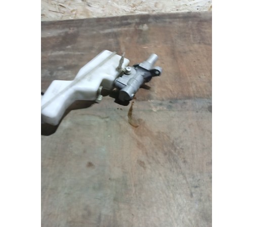 Главный тормозной цилиндр с бачком