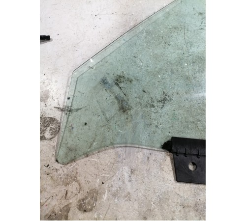 Стекло переднее левое