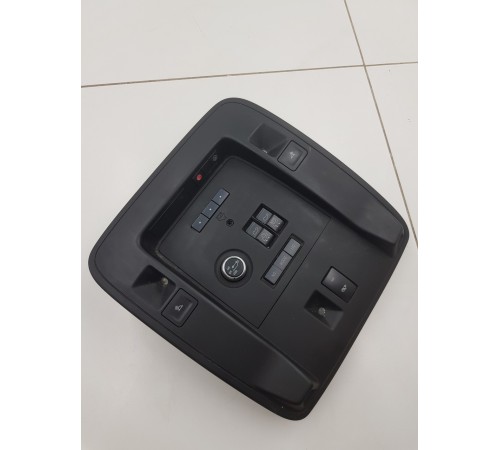 Плафон внутреннего освещения салона передний