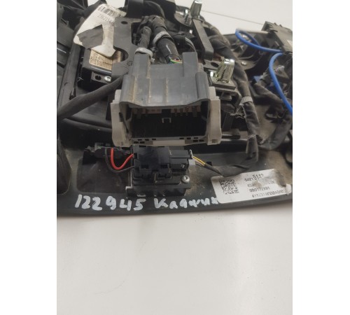 Плафон внутреннего освещения салона передний