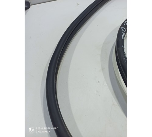 Уплотнитель двери задний правый