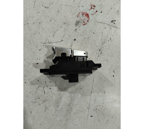 Кнопка стояночного тормоза (ручника)