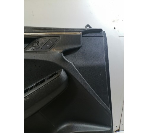 Обшивка боковой двери передняя левая