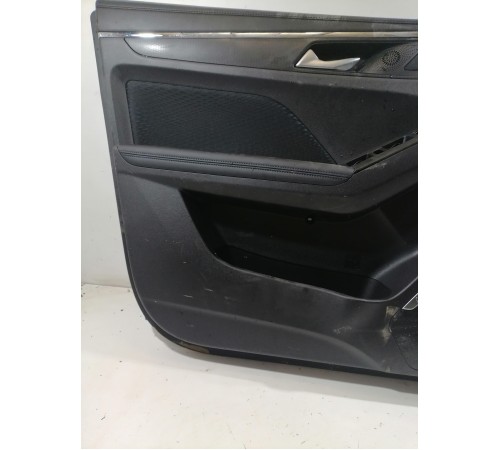 Обшивка боковой двери передняя левая