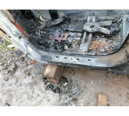 Левый порог с центральной стойкой